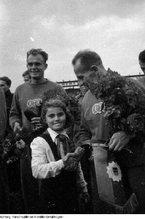 Dresden. Emil Zátopek, Olympiasieger im Marathonlauf 1952 in Helsinki, in Dresden zu Wettkämpfen in der Leichtathletik im Rudolf-Harbig-Stadion, Oktober 1950