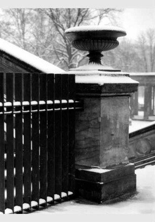Teilansicht der schneebedeckten Freitreppe der Nationalgalerie