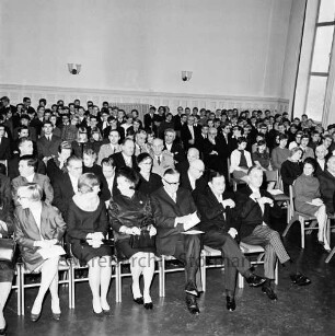 Theodor-Mommsen-Schule: Hamburger Straße: Theodor-Mommsen-Fest mit Oberstudiendirektor Hans-Jürgen Siepermann, Bürgermeister Hermann Barth und Ernst Wolf Mommsen