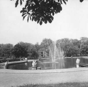 Cottbus-Mitte. Schillerplatz (Anlage 1962). Wasserbassin mit Brunnenplastiken (Wasserspeier). Ansicht von Osten