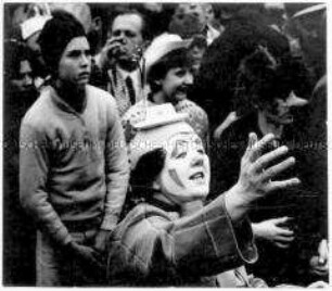 Clown mit ausgestreckten Armen und Zuschauer