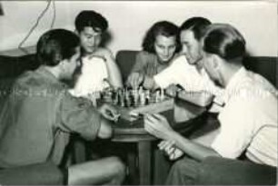 Koreanische und deutsche Teilnehmer der 3.Weltfestspiele beim Schach