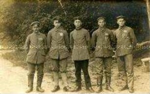 Deutsche Kriegsgefangene am Waldrand