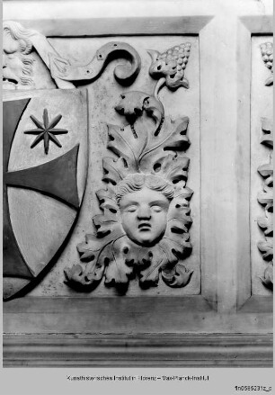 Zwei Wappen der Familie Corsini und Bruderschafts-Wappen der Cavalieri Gaudenti an der Schauseite - Corsini-Grab: Sarkophag