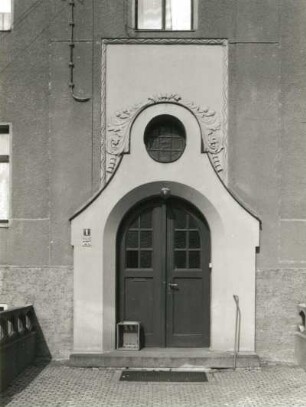 Meißen-Lercha, Köhlerstraße 1. Ehemaliges Armenhaus (Altersheim) (um 1910). Portal