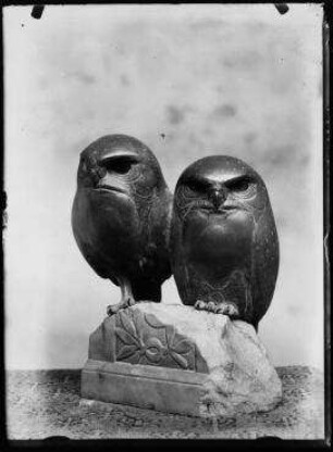 Ohne Titel (Im Atelier von August Gaul: Bronzeskulptur, zwei Eulen auf Stein sitzend)