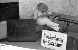 Hessen? Auf einem Segelflugplatz. Flugleiter während einer Pause
