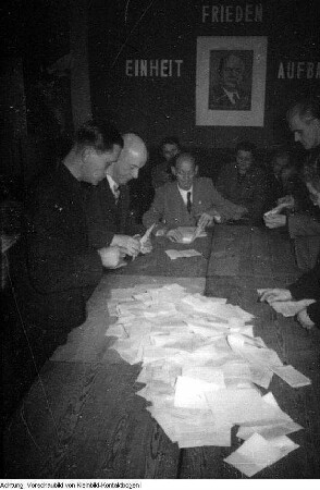 Wahl zur Volkskammer und zum sächsischen Landtag, Wähler bei der Stimmabgabe, Stimmenauszählung, u.a., 15. Oktober 1950