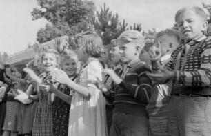 1. Zentrales Pionierlager "Georgi Dimitroff" in Prora auf Rügen : Applaudierende Pioniere beim Appell