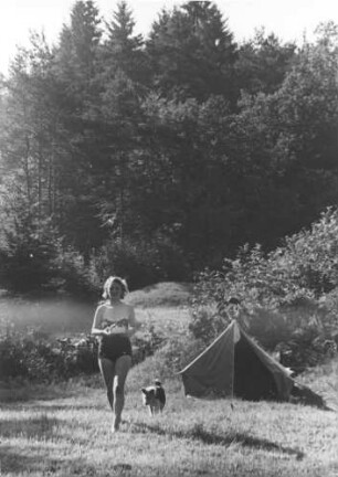 Urlaub. Zelten im Spessart 1939. Erika mit Hund Strupsi am Zelt
