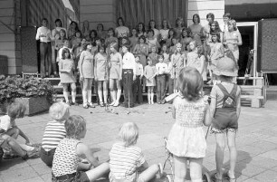 Auftritt des Badner Kinderchors auf dem Karlsruher Marktplatz