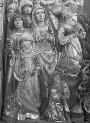 Flügelaltar — Altarschrein mit Kreuzigungsgruppe, zu seiten und in den Seitenflügeln unter Baldachinen Heilige und Apostel — Altarschrein