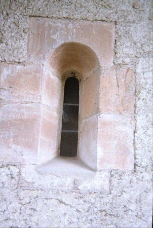 Romanisches Fenster im Kirchturm