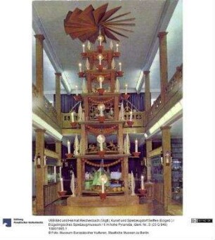 Kurort und Spielzeugdorf Seiffen (Erzgeb.) / Erzgebirgisches Spielzeugmuseum / 6 m hohe Pyramide