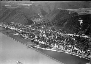 Brohl (Landkreis Ahrweiler, Gemeinde Bad Breisig), Gesamtansicht, Ortslage mit Rheinhöhen und Brohltal von Nordosten