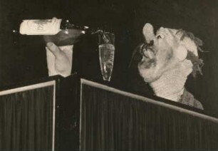 Sowjetisches Puppenspiel (Professor Sergej Obraszow). Puppenspielszene aus "Der Schnapstrinker". Dresden, Dezember 1950