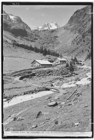 Stubaier Alpen. Mutterberger Alm (1728 Meter) mit Schaufelspitze (3333 Meter)