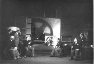 Jagt ihn - ein Mensch. Schauspiel in fünf Aufzügen von E. G. Kolbenheyer. Staatsschauspiel Dresden, Dresdner Erstaufführung 04.09.1932 : Bruno Decarli als Graf Werbestorff, Paul Paulsen als Gewerksführer Zech, Walther Kottenkamp als Sweetpiper, Friedrich Lindner als Dr. Wengert, Alexis Posse als Stangino, Erich Ponto als Dr. Schembeck und Willi Kleinoschegg als Generaldirektor Giersbach in Dr. Wengerts Wohnung mit Maschine