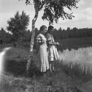 Familienbilder : Frau und Mädchen am Ufer eines Teichs