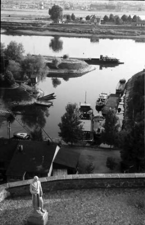 Breisach: Blick vom Münsterplatz auf Rhein und Kanal, mit Denkmal