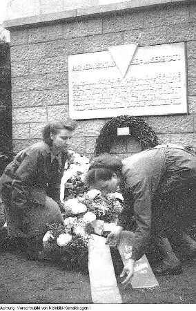 Großkundgebung an der Ruine des Gebäudes Friedrichstraße 12. Niederlegung eines Kranzes der FDJ-Kreisleitung Dresden