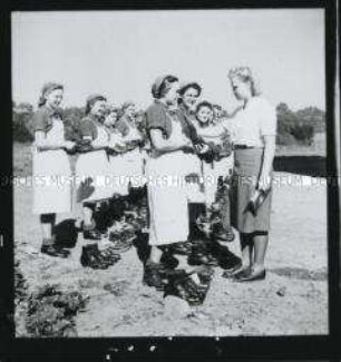 Arbeitsmaiden beim Schuhappell in einem Reichsarbeitsdienstlager in Metz
