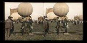 Zuschauer und Soldaten beim Befüllen der Ballons, Gasanstalt Tegel, Berlin
