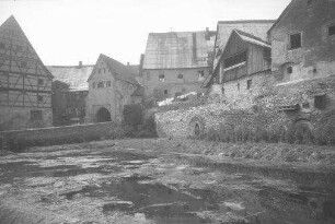 Lauingen: Giebelhäuser hinter Mauer und Teich
