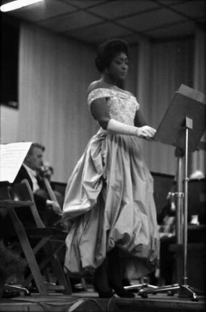 Donaueschingen: Donaueschinger Musiktage; Stadthalle; Gloria Davy singt Arie von Hans W. Henze, stehend