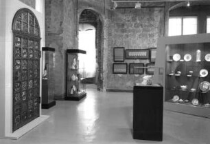 Jugendstil in Dresden : Ausstellung des Kunstgewerbemuseums "Jugendstil in Dresden" im Residenzschloß, 18.09.-05.12.1999. Saal 5. Interieur mit Bronze-Türgitter (1914; Lossow und Kühne, Ausführung Kunstschlosserei Max Großmann Dresden)
