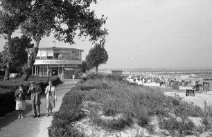 Scharbeutz: Strandcafé und Promenade
