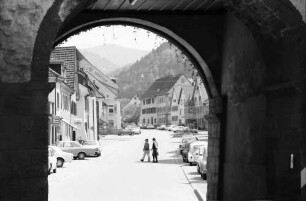 Sulzburg: Durchblick durch Tor auf Hauptstraße
