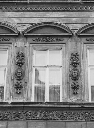 Dresden, Fensterdetail : Ansicht einer Hausfassade mit Fenster und Ornamentik