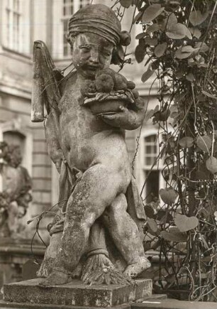 Putto: September : Putto im Ehrenhof (Südrand), Höhe 1,20m