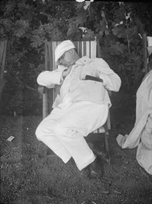 Schlafender Mann (Europäer) in einem Liegestuhl