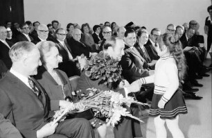 Stegen: Einweihungsfeier Gehörlosenzentrum; Reihe der Ehrengäste; von links nach rechts: Storck MdB, Person, Hahn, Frau ..., Filbinger