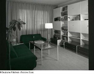 Anbauwand : Wohnzimmermöbel (1973; Hochschule für Kunst und Design Halle (Burg Giebichenstein)). Ansicht mit Anbauwand und Sitzgruppe mit Couchtisch