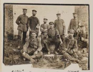 Heinrich Zimmer als Soldat in einer Gruppe von 9 Soldaten im Ersten Weltkrieg 1916