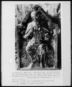 Mauritius-Schrein, Stirnseite: thronende Muttergottes