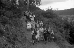 Kirchen-Hausen: Kinder kommen von der Kapelle