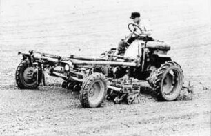 Fotografie: Pflegegerät, Zwischenachsanbau, Hackmaschine, Geräteträger