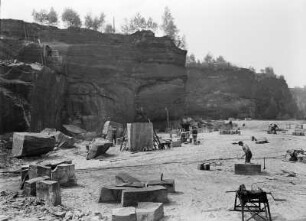 Elbsandsteingebirge, Steinbruch, Werksaufnahme. Steinbruch Mühlleite b. Lohmen Arbeitsplatz, links oben der Stockräumer