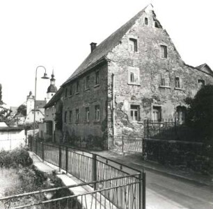 Colditz, Schloßgasse 13. Wohnhaus (18. Jh.). Straßenansicht mit Turm der Stadtkirche St. Egidien