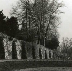 Lichtenwalde (Niederwiesa-Lichtenwalde). Schloßpark( 1730-1737; F. C. Luther, A. F. Wehmann, um 1800). Stützmauer von Südwest