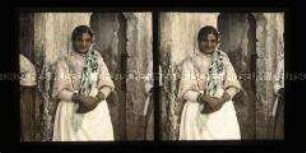 Frau mit Schmuck und Tuch aus Hebron