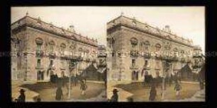 Palazzo Beneventano Del Bosco mit Kutschen und Passanten