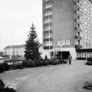 Marktplatz: Rathausgebäude, rechts Filiale der Kreissparkasse, im Hintergrund Wohngebäude des Stonsdorfer Weges: Blick von Westen