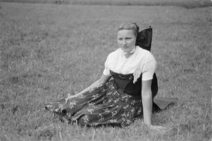 Junge Frau in sorbischer katholischer Ausgehtracht. : Młoda žona w serbskej katolskej wuchodźowanskej drasće.