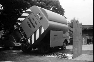 Freiburg: Parkplatz Stefan-Meier-Straße, Straßenkehrmaschine im Einsatz beim Entladen in Behälter