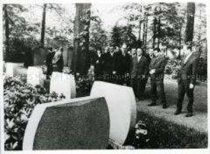 Eine Delegation der polnischen Arbeiterpartei auf dem Friedhof Friedrichsfelde